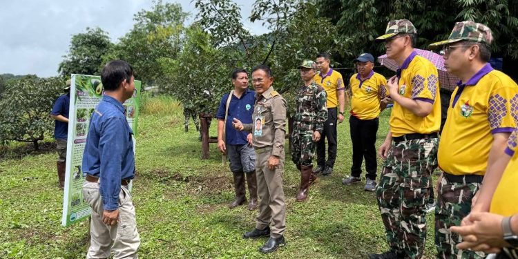 กาญจนบุรี - องคมนตรีตรวจเยี่ยมการพัฒนาชุมชนในเขตป่าอนุรักษ์โครงการ “มูลนิธิภูบดินทร์” พร้อมอธิบดีกรมอุทยานฯ ในพื้นที่เขตรักษาพันธุ์สัตว์ป่าทุ่งใหญ่นเรศวรฯ 12 กาญจนบุรี – องคมนตรีตรวจเยี่ยมการพัฒนาชุมชนในเขตป่าอนุรักษ์โครงการ “มูลนิธิภูบดินทร์” พร้อมอธิบดีกรมอุทยานฯ ในพื้นที่เขตรักษาพันธุ์สัตว์ป่าทุ่งใหญ่นเรศวรฯ
