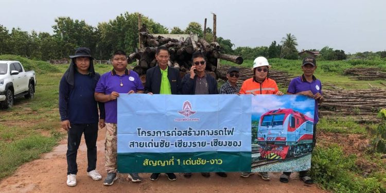 “นายกโสรัจจ์ มหายศปัญญา” ทต.สอง “ขอขอบคุณ” ผู้ที่เกี่ยวข้องกับ” โครงการก่อสร้างทางรถไฟ สายเด่นชัย-เชียงราย – เชียงของ ” (สัญญาที่ 1 เด่นชัย-งาว) ที่มอบไม้สัก เพื่อบรรเทาทุกข์และนำมาสร้างที่พักอาศัยให้แก่ประชาชนในเขตพื้นที่