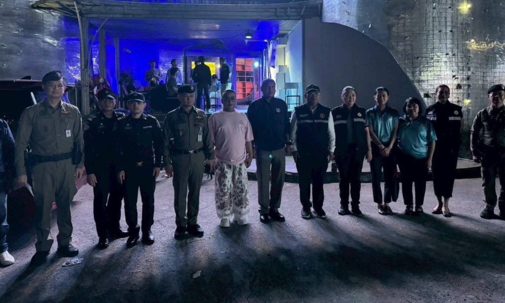 ตำรวจ สน.ห้วยขวาง สนธิกำลังบุกตรวจสถานบันเทิง ย่านรัชดาฯ พบพนักงานฉี่ม่วง 1 ราย 13 Talknews Online