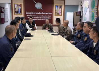 ตำรวจ สน.ห้วยขวาง สนธิกำลังบุกตรวจสถานบันเทิง ย่านรัชดาฯ พบพนักงานฉี่ม่วง 1 ราย