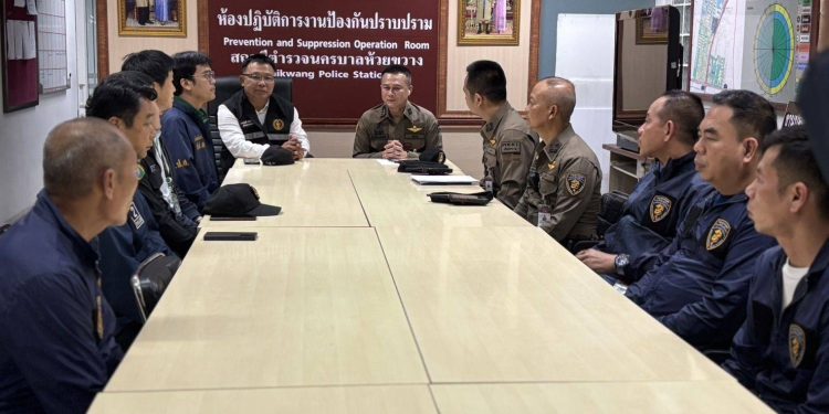 ตำรวจ สน.ห้วยขวาง สนธิกำลังบุกตรวจสถานบันเทิง ย่านรัชดาฯ พบพนักงานฉี่ม่วง 1 ราย 12 ตำรวจ สน.ห้วยขวาง สนธิกำลังบุกตรวจสถานบันเทิง ย่านรัชดาฯ พบพนักงานฉี่ม่วง 1 ราย