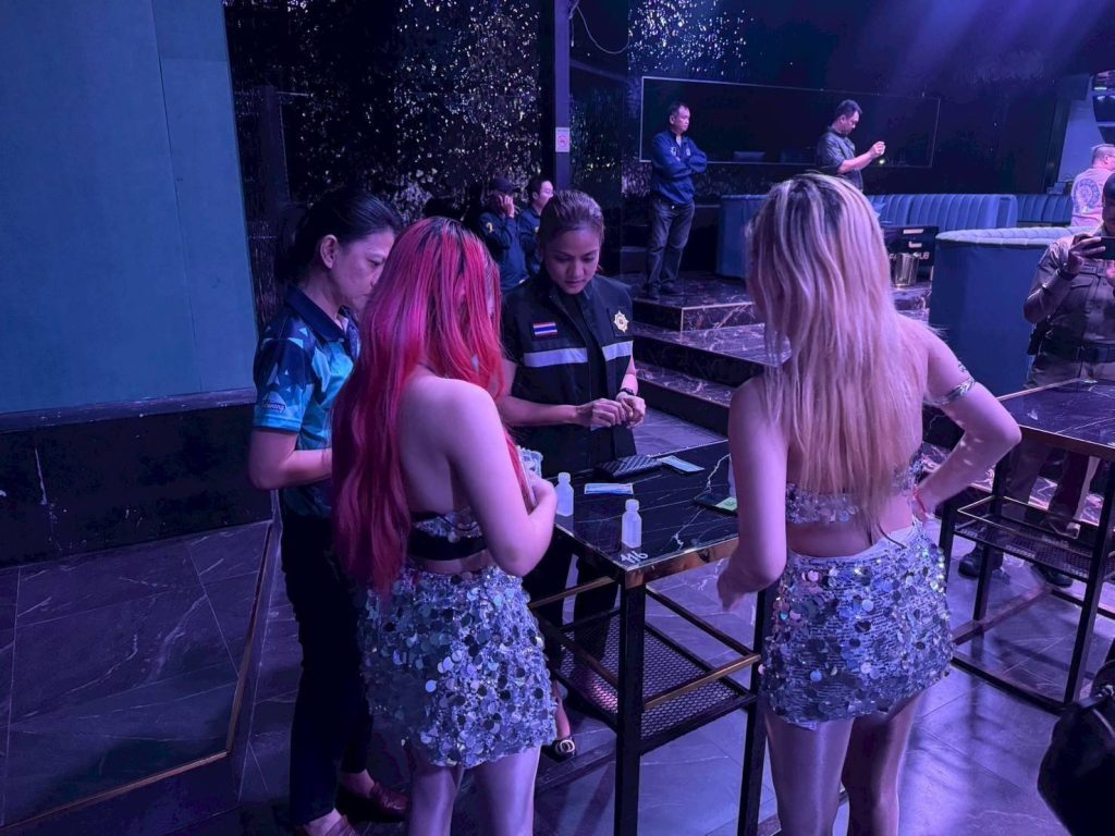 ตำรวจ สน.ห้วยขวาง สนธิกำลังบุกตรวจสถานบันเทิง ย่านรัชดาฯ พบพนักงานฉี่ม่วง 1 ราย 14 Talknews Online