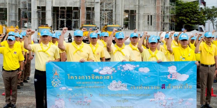 ผบก.น.2 ร่วมจิตอาสาฯ ทหารตำรวจ ทำความสะอาด ตีเส้นจราจร ในวัดพระศรี