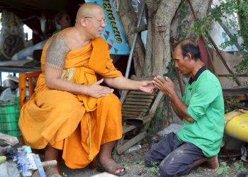 รุดช่วยคุณยายนกแก้ว ไร้บัตร ไร้สิทธิ์ รักษาช้า ดวงตามืดหลวงพี่น้ำฝน พ้อเสียดายพบกันสายไป เร่งประสานรับสิทธิ์ประชาชน