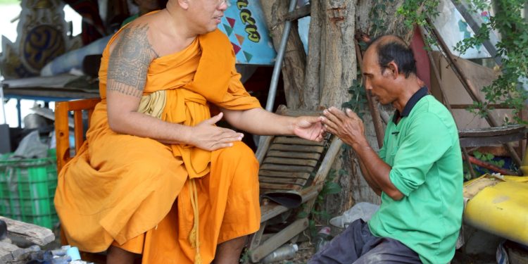 รุดช่วยคุณยายนกแก้ว ไร้บัตร ไร้สิทธิ์ รักษาช้า ดวงตามืดหลวงพี่น้ำฝน พ้อเสียดายพบกันสายไป เร่งประสานรับสิทธิ์ประชาชน 12 รุดช่วยคุณยายนกแก้ว ไร้บัตร ไร้สิทธิ์ รักษาช้า ดวงตามืดหลวงพี่น้ำฝน พ้อเสียดายพบกันสายไป เร่งประสานรับสิทธิ์ประชาชน