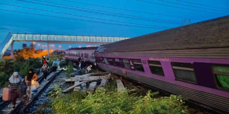 เกิดเหตุ รถไฟรถด่วนพิเศษ สุไหงโก-ลก+ปาดังเบซาร์ – กรุงเทพอภิวัฒน์ ตกรางที่กุยบุรี