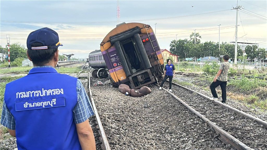 เกิดเหตุ รถไฟรถด่วนพิเศษ สุไหงโก-ลก+ปาดังเบซาร์ – กรุงเทพอภิวัฒน์ ตกรางที่กุยบุรี 18 Talknews Online