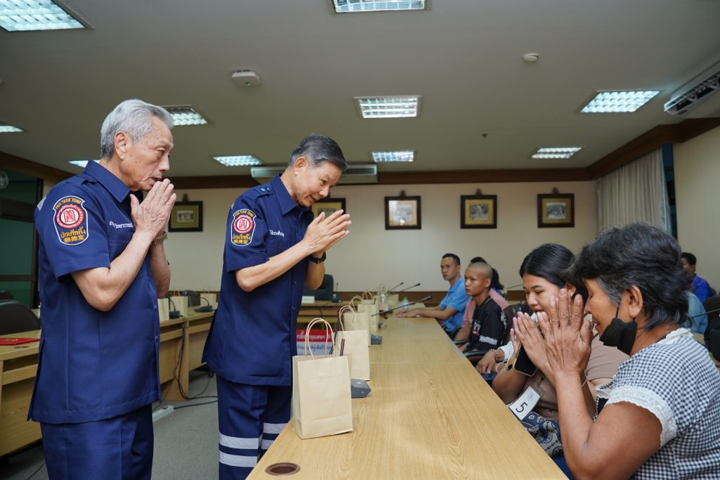 มูลนิธิป่อเต็กตึ๊ง ซับน้ำตา บรรเทาทุกข์แก่ผู้ประสบเหตุ - เยียวยาผู้บาดเจ็บ และมอบเงินช่วยเหลือค่าฌาปนกิจแก่ญาติผู้เสียชีวิตจากเหตุโรงงานพลุระเบิด ตำบลบ้านโพธิ์ อำเภอเมือง จังหวัดสุพรรณบุรี 19 Talknews Online