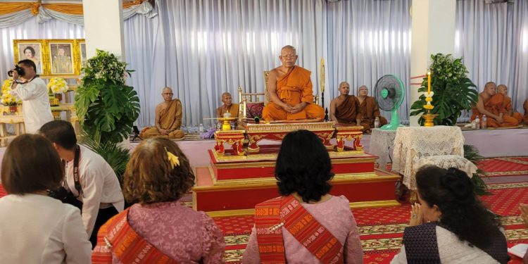 พุทธสานิกชนชาวมหาสารคามร่วมทำบุญรับฟังพระเทศนา ในฤดูกาลเข้าพรรษาประจำปี 2568