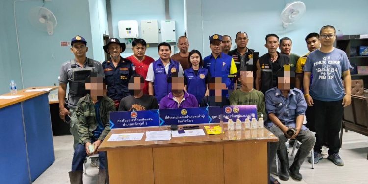 พังงา-อำเภอตะกั่วทุ่งเปิดปฏิบัติการ “สัปดาห์สีแดง” ไล่ล่าผู้ค้ายาเสพติด รวบ 1 ผู้ต้องหา พร้อมร้องทุกข์เพิ่มอีก 6 ราย 12 พังงา-อำเภอตะกั่วทุ่งเปิดปฏิบัติการ “สัปดาห์สีแดง” ไล่ล่าผู้ค้ายาเสพติด รวบ 1 ผู้ต้องหา พร้อมร้องทุกข์เพิ่มอีก 6 ราย