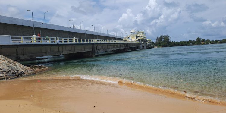 พังงา คืบหน้า เจ้าหน้าที่ตำรวจ ฝ่ายปกครองลงพื้นที่หาข้อมูลเหตุทิ้งศพหญิงนิรนามถ่วงน้ำทะเล 12 พังงา คืบหน้า เจ้าหน้าที่ตำรวจ ฝ่ายปกครองลงพื้นที่หาข้อมูลเหตุทิ้งศพหญิงนิรนามถ่วงน้ำทะเล