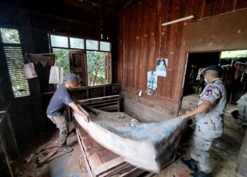 น่าน – ผู้ว่าฯ ช่วยเหลือคุณยายวัย 80 บ้านสวนตาลล่าง หลังพายุวิภาทำบ้านพังทั้งหลัง