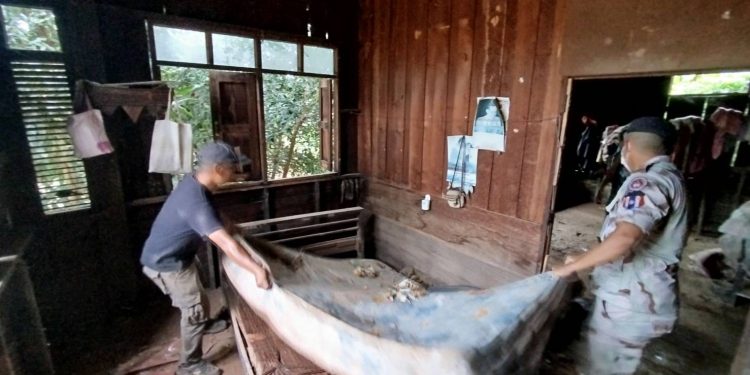 น่าน – ผู้ว่าฯ ช่วยเหลือคุณยายวัย 80 บ้านสวนตาลล่าง หลังพายุวิภาทำบ้านพังทั้งหลัง