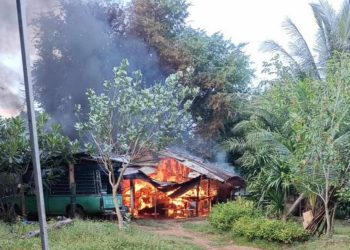 กาญจนบุรี – สลดไฟไหม้บ้านคลอกคุณตาวัย 66 ปีดับสยอง พบมีโซ่คล้องตัวติดกับเสาบ้าน ส่วนภรรยาวัย 77 ปี เผยเพิ่งทะเลาะกันเมื่อ 10 วันก่อน จึงหอบเสื้อผ้าไปอาศัยบ้านญาติ หลังทราบข่าวจึงรีบมาดู ส่วนสาเหตุอยู่ระหว่างสอบสวน