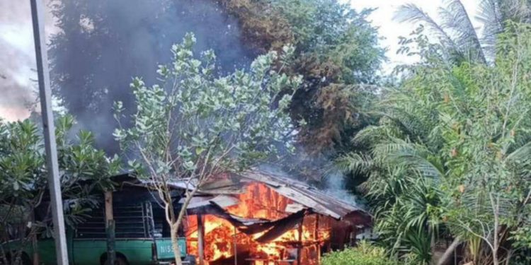 กาญจนบุรี – สลดไฟไหม้บ้านคลอกคุณตาวัย 66 ปีดับสยอง พบมีโซ่คล้องตัวติดกับเสาบ้าน ส่วนภรรยาวัย 77 ปี เผยเพิ่งทะเลาะกันเมื่อ 10 วันก่อน จึงหอบเสื้อผ้าไปอาศัยบ้านญาติ หลังทราบข่าวจึงรีบมาดู ส่วนสาเหตุอยู่ระหว่างสอบสวน