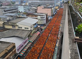 ชาวพุทธหาดใหญ่ตักบาตรพระสงฆ์นานาชาติ 10,000 รูป ทำความดีเพื่อแม่ เพื่อพ่อ”