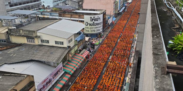 ชาวพุทธหาดใหญ่ตักบาตรพระสงฆ์นานาชาติ 10,000 รูป ทำความดีเพื่อแม่ เพื่อพ่อ”