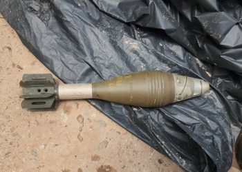 กลางเมืองน่านสะเทือน! เจอลูกระเบิด ค.60 ซ่อนในกองขยะน้ำท่วมเก็บขยะอย่าชะล่าใจ หลังน้ำลด อาจมีของอันตรายซ่อนอยู่!