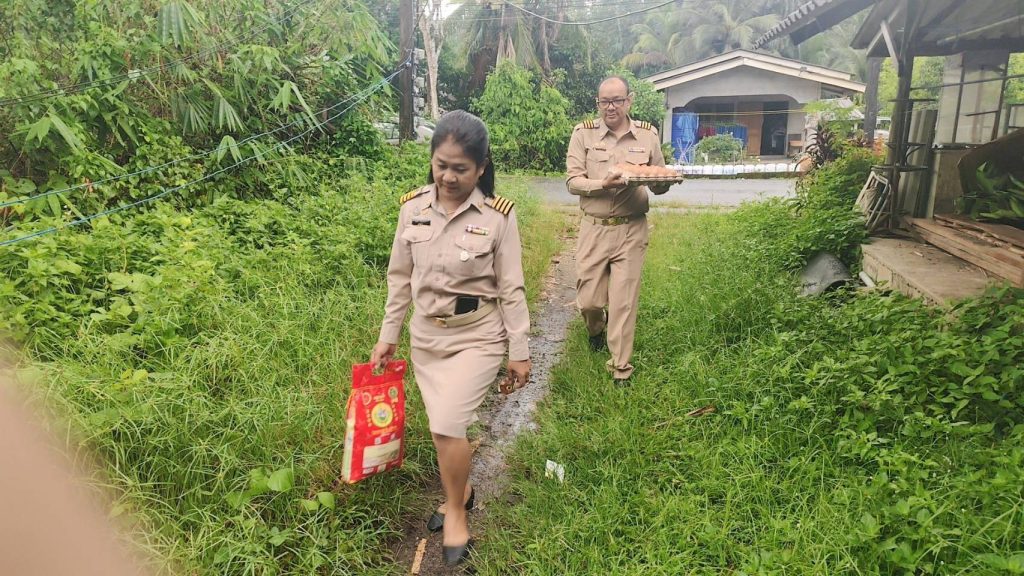 พังงา ผู้ใหญ่บ้านบางมรวน ต.บางม่วง นำทีมมอบถุงยังชีพช่วยเหลือผู้ป่วยในวันกำนันผู้ใหญ่บ้าน 133 ปี สนองนโยบายมหาดไทยบำบัดทุกข์บำรุงสุข 13 Talknews Online