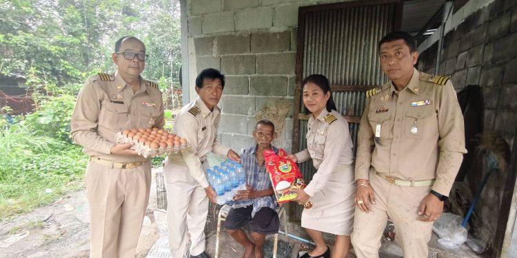 พังงา ผู้ใหญ่บ้านบางมรวน ต.บางม่วง นำทีมมอบถุงยังชีพช่วยเหลือผู้ป่วยในวันกำนันผู้ใหญ่บ้าน 133 ปี สนองนโยบายมหาดไทยบำบัดทุกข์บำรุงสุข 12 พังงา ผู้ใหญ่บ้านบางมรวน ต.บางม่วง นำทีมมอบถุงยังชีพช่วยเหลือผู้ป่วยในวันกำนันผู้ใหญ่บ้าน 133 ปี สนองนโยบายมหาดไทยบำบัดทุกข์บำรุงสุข