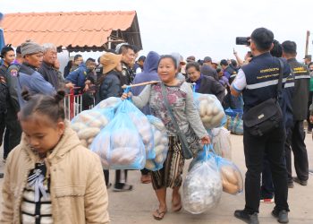 บรรยากาศตลาดนัดจุดผ่อนปรน ไทย-ลาว บ้านเปงจาน คึกคักเนื่องจากมีวันหยุดติดต่อกันหลายวัน