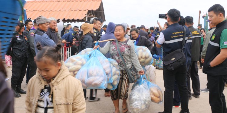 บรรยากาศตลาดนัดจุดผ่อนปรน ไทย-ลาว บ้านเปงจาน คึกคักเนื่องจากมีวันหยุดติดต่อกันหลายวัน