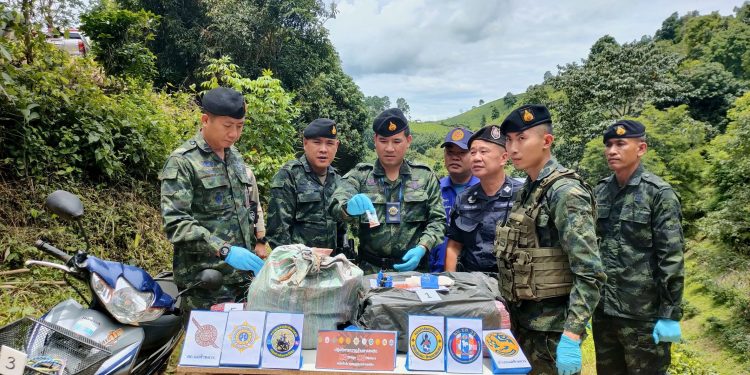 ไม่รอด รวบหนุ่มเมียนมา ลักลอบขนยาบ้า 3 แสนเม็ด ชายแดนแม่ฟ้าหลวง 12 ไม่รอด รวบหนุ่มเมียนมา ลักลอบขนยาบ้า 3 แสนเม็ด ชายแดนแม่ฟ้าหลวง