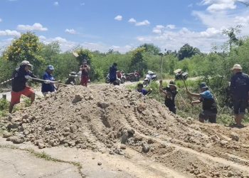 นครปฐม! ชาวบ้านรอไม่ไหวระดมเงินเรี่ยไรตามบ้านซื้อดินถมทางเบี่ยงเพื่อสัญจรเข้าหมู่บ้าน