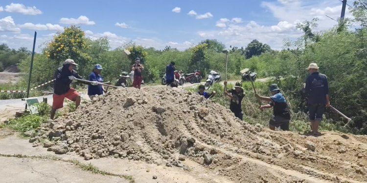 นครปฐม! ชาวบ้านรอไม่ไหวระดมเงินเรี่ยไรตามบ้านซื้อดินถมทางเบี่ยงเพื่อสัญจรเข้าหมู่บ้าน 12 นครปฐม! ชาวบ้านรอไม่ไหวระดมเงินเรี่ยไรตามบ้านซื้อดินถมทางเบี่ยงเพื่อสัญจรเข้าหมู่บ้าน