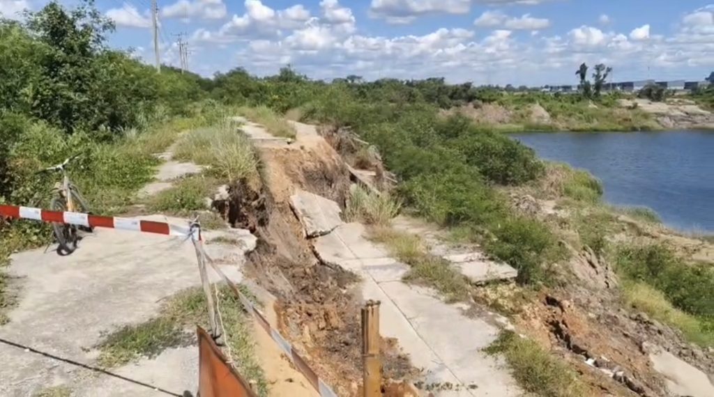 นครปฐม! ชาวบ้านรอไม่ไหวระดมเงินเรี่ยไรตามบ้านซื้อดินถมทางเบี่ยงเพื่อสัญจรเข้าหมู่บ้าน 13 Talknews Online