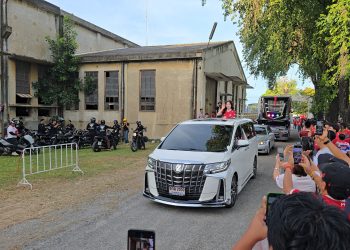 กาญจนบุรี – “พลังกาญจน์ เอฟซี” เปิดตัวอย่างเป็นทางการ คึกคักด้วยขบวนแห่นักเตะครบทีม “โค้ชโอ่ง” นำทัพ พร้อมแข้งดังระดับโลก-ทีมชาติลักเซมเบิร์กและอดีตทีมชาติอังกฤษ แฟนบอลร่วมให้กำลังใจแน่นงาน