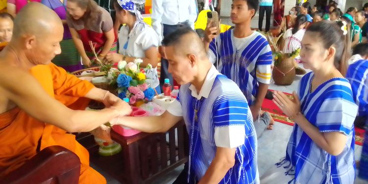 กาญจนบุรี – พิธีไคจูหล่าเขาะ หรือ พิธีผูกข้อมือเรียกขวัญ เป็นประเพณีที่สำคัญของชาวกะเหรี่ยง จัดขึ้นในวันขึ้น 15 ค่ำ เดือน 9 (ตามปฏิทินจันทรคติ) เพื่อความเป็นสิริมงคลแก่ชีวิตและเป็นการสืบสานวัฒนธรรมประเพณีของชาว