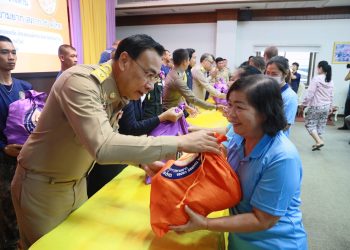 มูลนิธิอาสาเพื่อนพึ่ง (ภาฯ) ยามยาก สภากาชาดไทย มอบสิ่งของพระราชทานแก่ประชาชนผู้ประสบอุทกภัย พื้นที่อำเภอแม่สาย