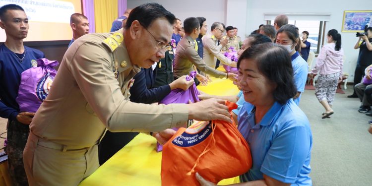 มูลนิธิอาสาเพื่อนพึ่ง (ภาฯ) ยามยาก สภากาชาดไทย มอบสิ่งของพระราชทานแก่ประชาชนผู้ประสบอุทกภัย พื้นที่อำเภอแม่สาย