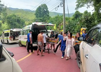 รถนักท่องเที่ยวแหกโค้งทางขึ้นรักไทยหวิดเดี้ยงอีกแล้ว คราวนี้เจ็บ 7 ราย