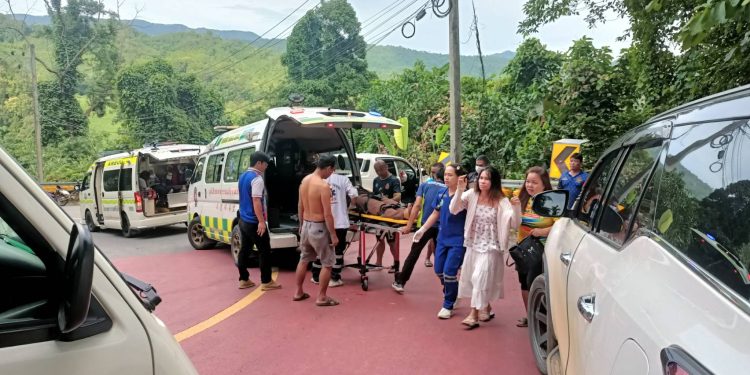 รถนักท่องเที่ยวแหกโค้งทางขึ้นรักไทยหวิดเดี้ยงอีกแล้ว คราวนี้เจ็บ 7 ราย