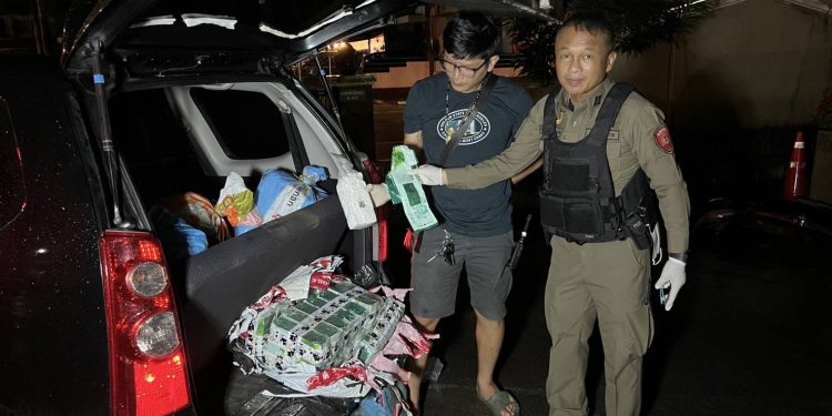 ตำรวจเมืองเชียงราย สกัดรถต้องสงสัย ยึดไอซ์ 110 กิโลกรัม คนขับหลบหนี