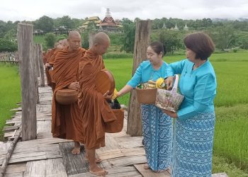 ชาวแม่ฮ่องสอนและนักท่องเที่ยว พร้อมใจตักบาตรข้าวสารอาหารแห้งบนสะพานซูตองเป้เนื่องในวันแม่แห่งชาติ