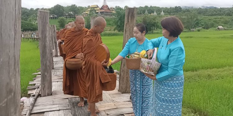 ชาวแม่ฮ่องสอนและนักท่องเที่ยว พร้อมใจตักบาตรข้าวสารอาหารแห้งบนสะพานซูตองเป้เนื่องในวันแม่แห่งชาติ