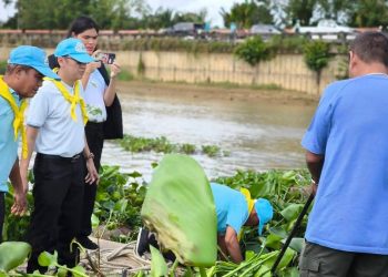 จันทบุรี/นายอำเภอเมืองจันทบุรี นำจิตอาสากำจัดผักตบชวา เนื่องในวันแม่แห่งชาติ เตรียมรับมือปริมาณน้ำฝน