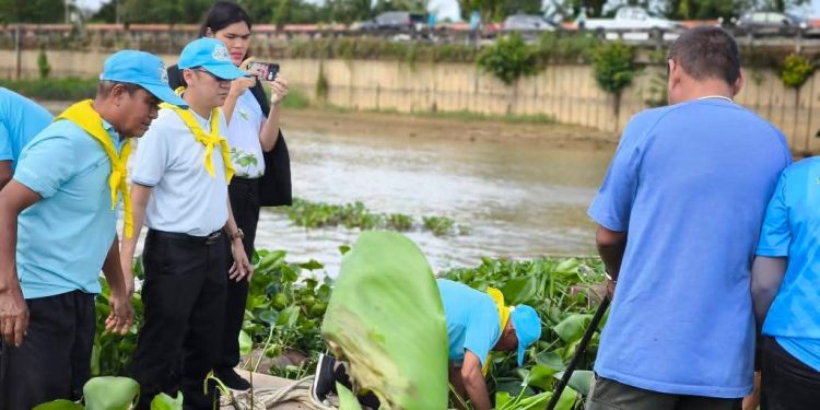 จันทบุรี/นายอำเภอเมืองจันทบุรี นำจิตอาสากำจัดผักตบชวา เนื่องในวันแม่แห่งชาติ เตรียมรับมือปริมาณน้ำฝน 12 จันทบุรี/นายอำเภอเมืองจันทบุรี นำจิตอาสากำจัดผักตบชวา เนื่องในวันแม่แห่งชาติ เตรียมรับมือปริมาณน้ำฝน