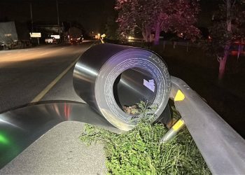 เกิดอุบัติเหตุรถบรรทุกเหล็กม้วนน้ำหนักกว่า 33 ตัน ชนท้ายรถสิบล้อ ทำลูกเหล็กหล่นขวางถนนเพชรเกษม