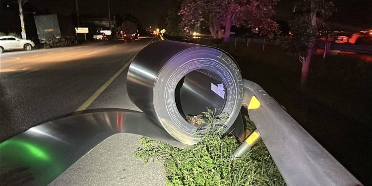 เกิดอุบัติเหตุรถบรรทุกเหล็กม้วนน้ำหนักกว่า 33 ตัน ชนท้ายรถสิบล้อ ทำลูกเหล็กหล่นขวางถนนเพชรเกษม