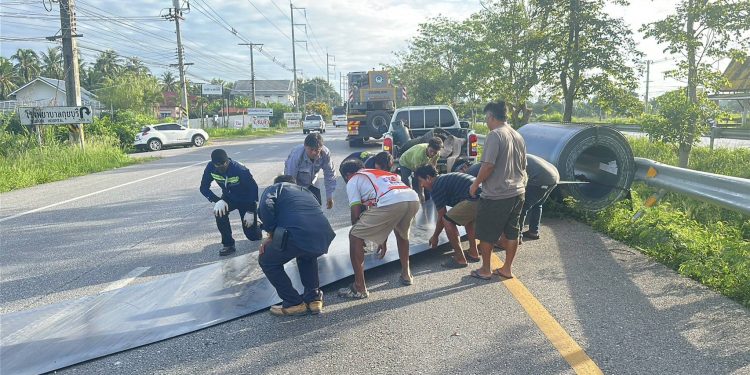 หมวดทางหลวงประจวบฯ เตือนความปลอดภัยบนถนนเพชรเกษม ประชาชนควรขับรถห่าง 80 เมตร จากรถพ่วง 18 ล้อบรรทุกเหล็กม้วน