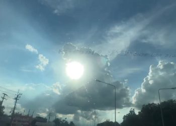 มหัศจรรย์เมฆพญานาคคาบลูกแก้ว ปรากฏบนท้องฟ้า เชื่อ “มาเพื่อปกปักรักษาทหารแนวหน้า-คลี่คลายเหตุปะทะชายแดน”