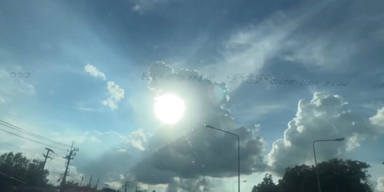 มหัศจรรย์เมฆพญานาคคาบลูกแก้ว ปรากฏบนท้องฟ้า เชื่อ “มาเพื่อปกปักรักษาทหารแนวหน้า-คลี่คลายเหตุปะทะชายแดน” 12 มหัศจรรย์เมฆพญานาคคาบลูกแก้ว ปรากฏบนท้องฟ้า เชื่อ “มาเพื่อปกปักรักษาทหารแนวหน้า-คลี่คลายเหตุปะทะชายแดน”