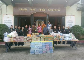 ชาวเชียงใหม่ มอบสิ่งของส่งชาย แดนไทย-เขมร ขอบคุณที่เสียสละ มทบ. 33 ส่ง 4 กองพัน 3,000 นาย หนุนตรึงกำลัง ตามแผนจักรพงษ์ภูวนาถ