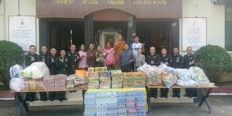 ชาวเชียงใหม่ มอบสิ่งของส่งชาย แดนไทย-เขมร ขอบคุณที่เสียสละ มทบ. 33 ส่ง 4 กองพัน 3,000 นาย หนุนตรึงกำลัง ตามแผนจักรพงษ์ภูวนาถ