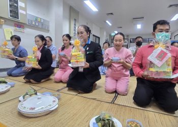 โรงพยาบาลมหาสารคาม ส่งเสริมคุณธรรม จริยธรรม และศีลธรรมในบุคลากร ร่วมกับญาติธรรม ทำบุญถวายภัตตาหารเพล เครื่องไทยธรรมและปัจจัย