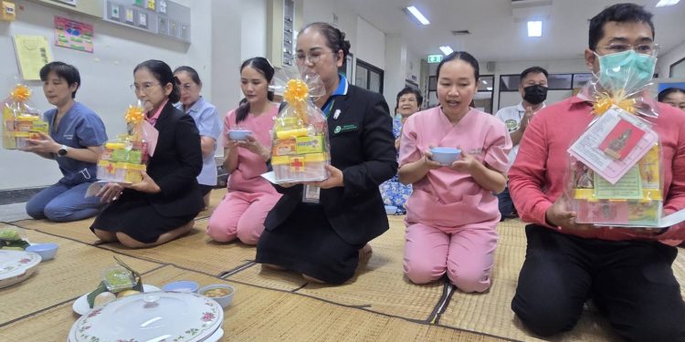 โรงพยาบาลมหาสารคาม ส่งเสริมคุณธรรม จริยธรรม และศีลธรรมในบุคลากร ร่วมกับญาติธรรม ทำบุญถวายภัตตาหารเพล เครื่องไทยธรรมและปัจจัย 12 โรงพยาบาลมหาสารคาม ส่งเสริมคุณธรรม จริยธรรม และศีลธรรมในบุคลากร ร่วมกับญาติธรรม ทำบุญถวายภัตตาหารเพล เครื่องไทยธรรมและปัจจัย